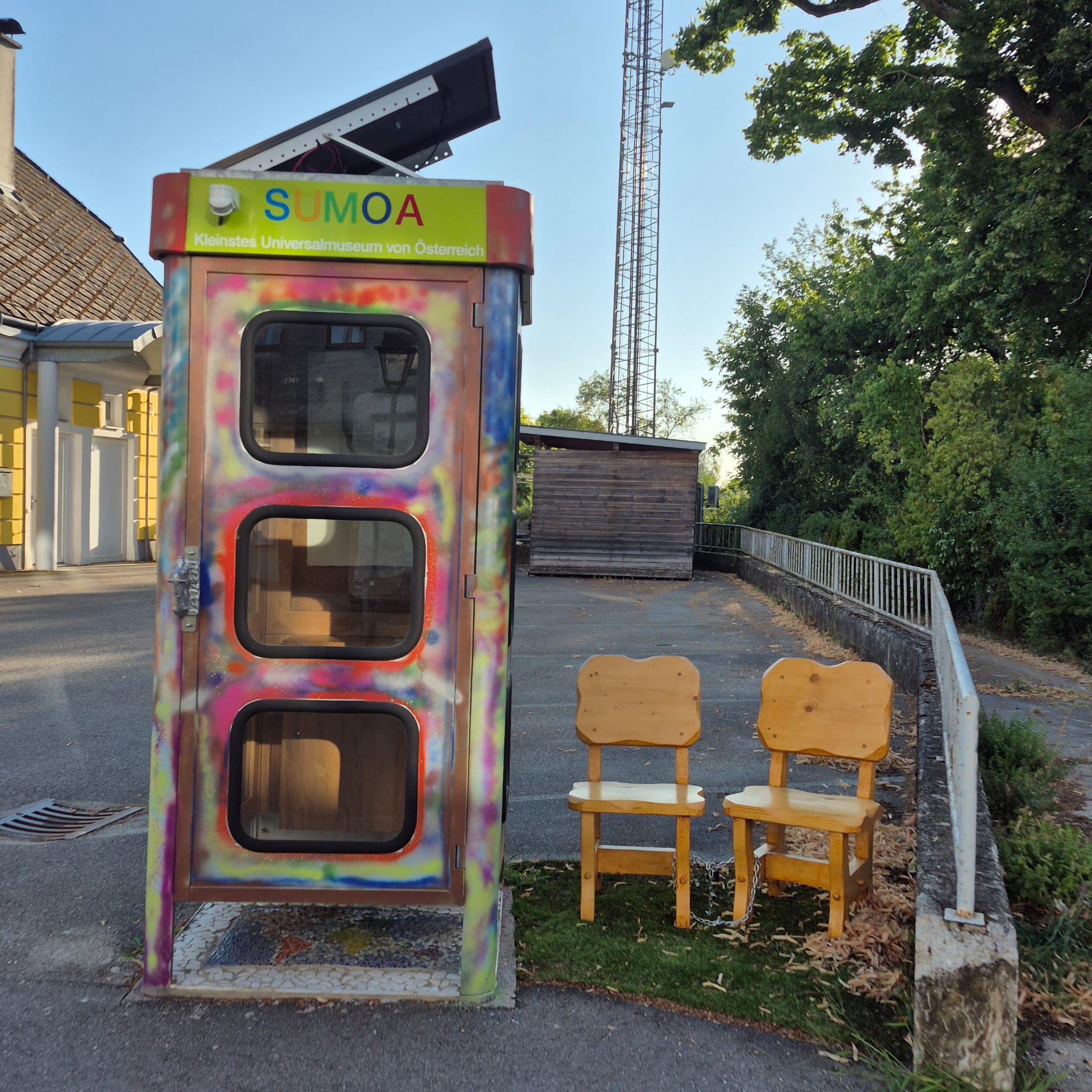 SUMOA Telefonzelle – Außenansicht