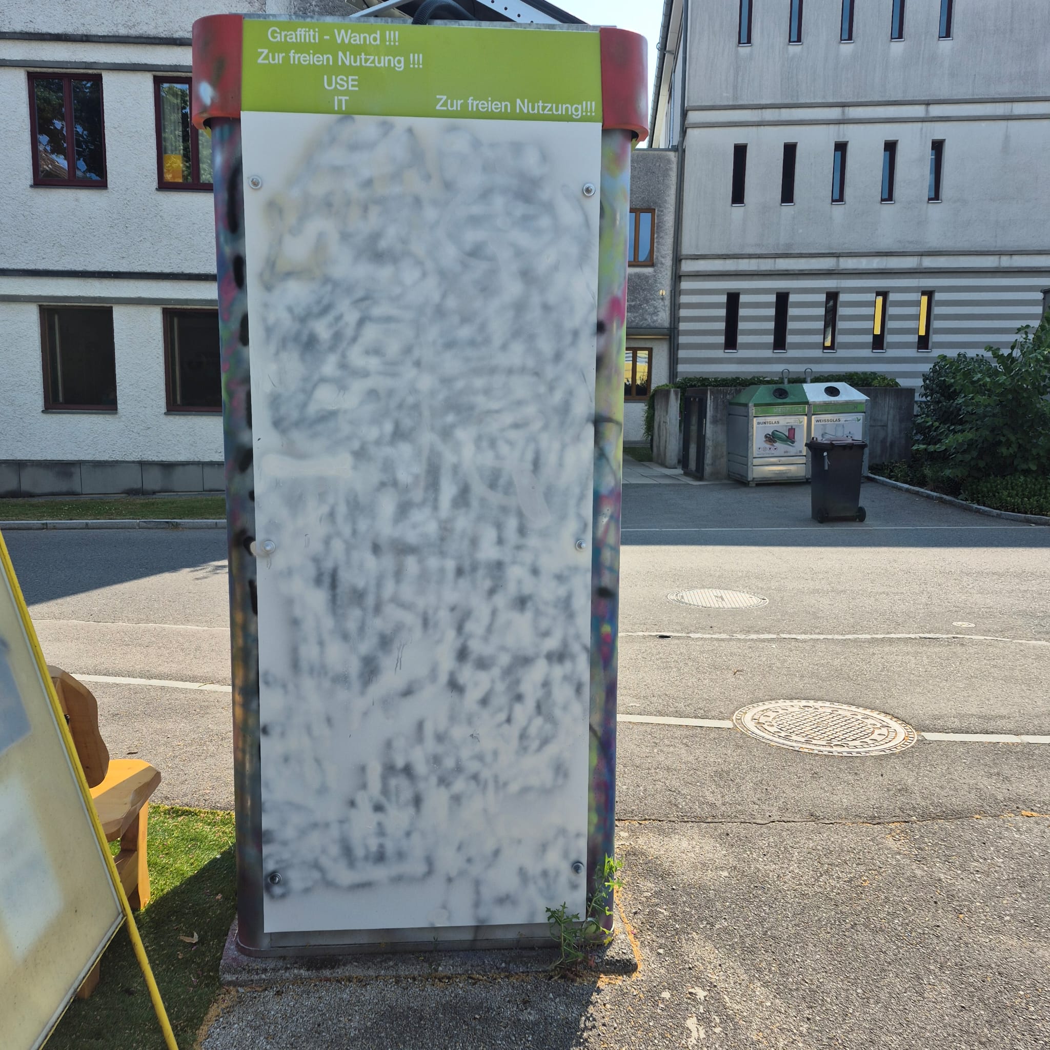 SUMOA Außenansicht hinten mit Graffiti